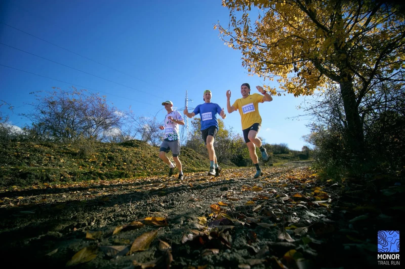 Alergători pe drum forestier la Monor Trail Run 2025