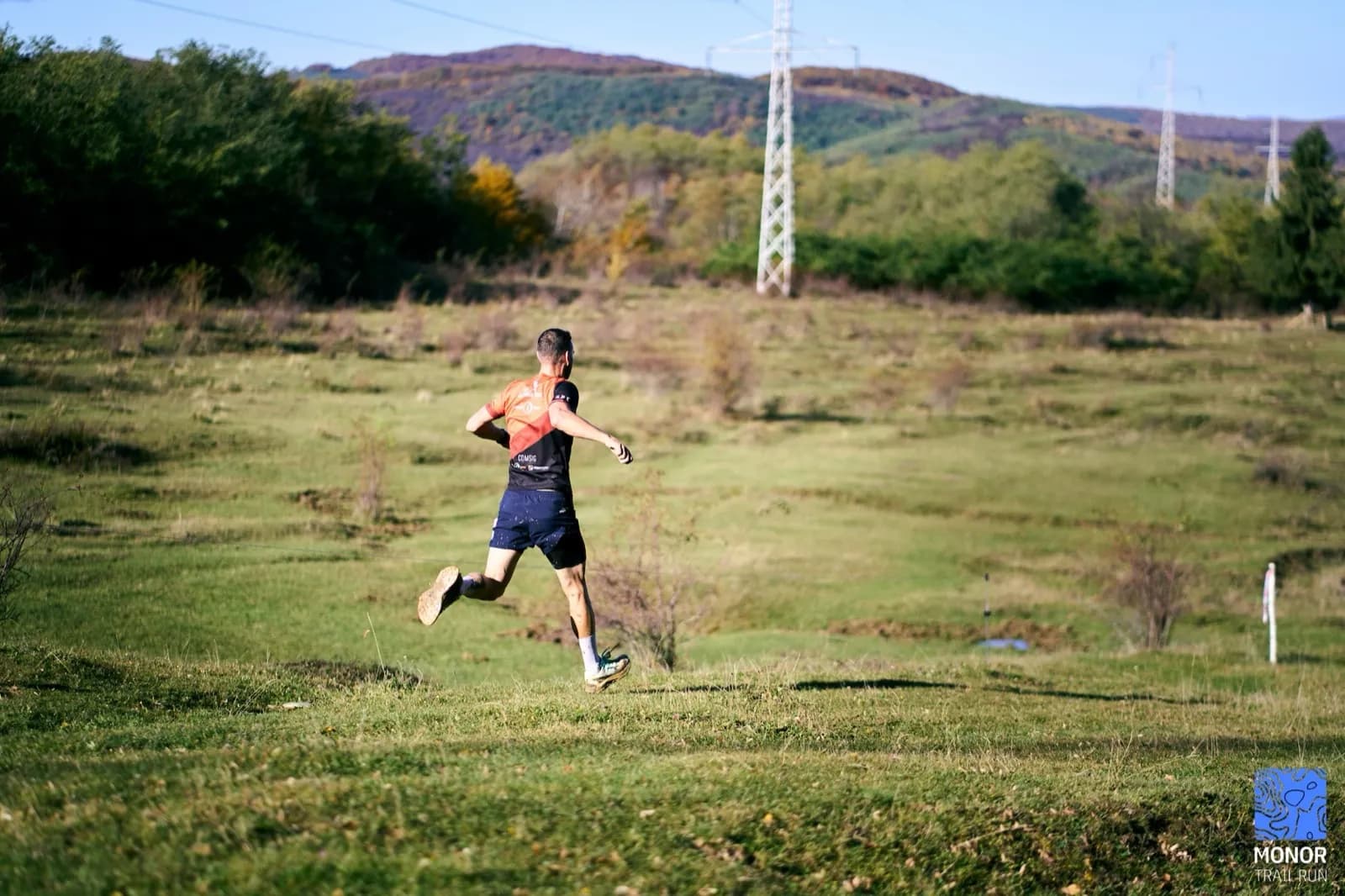 Voluntari la punctul de alimentare Monor Trail Run 2025