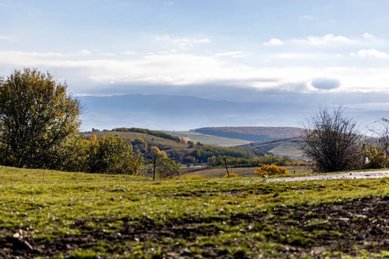 Peisaj peste dealurile din Monor