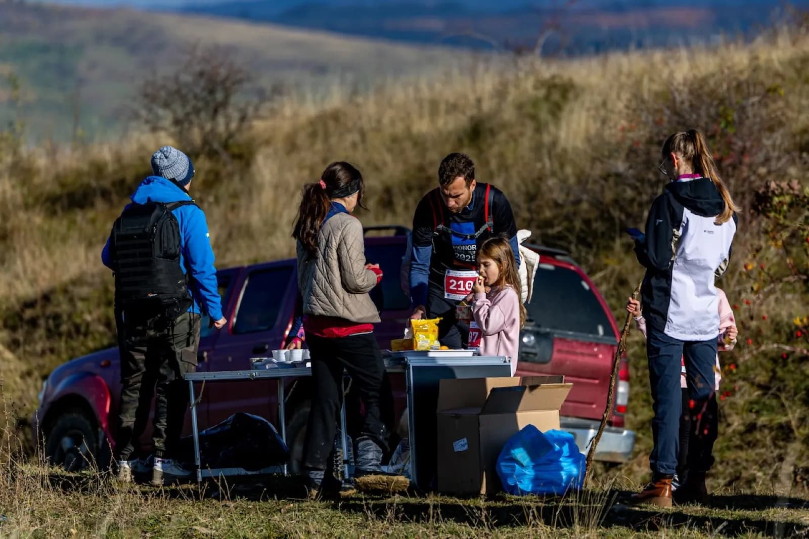 Alergatori opriti la punctul de alimentare