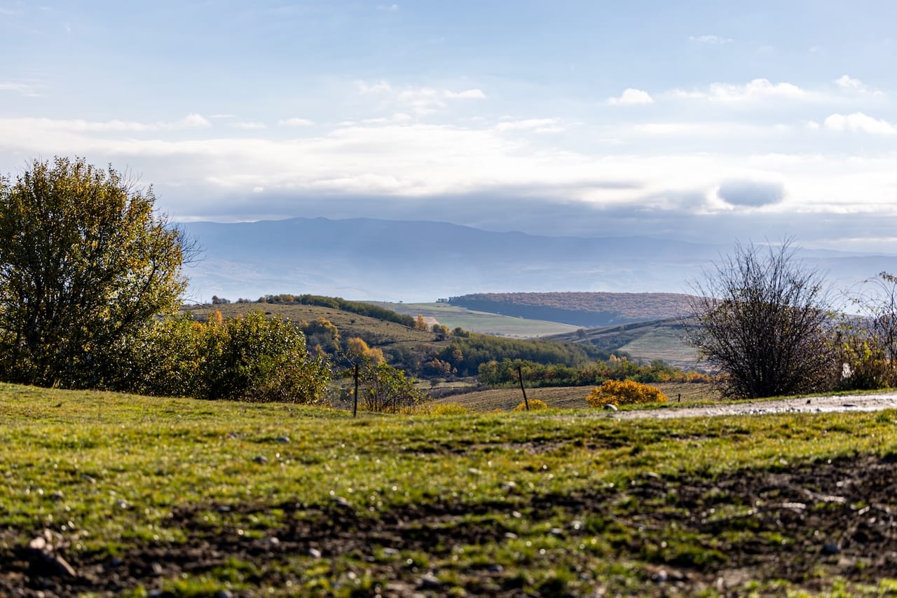 Peisaj peste dealurile din Monor